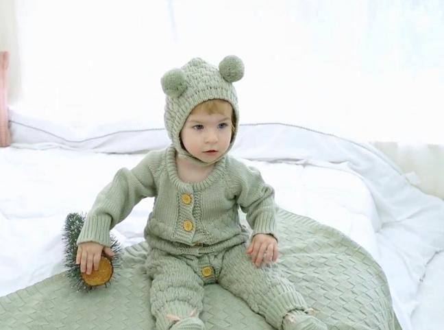 Solid color exquisite knitted suit